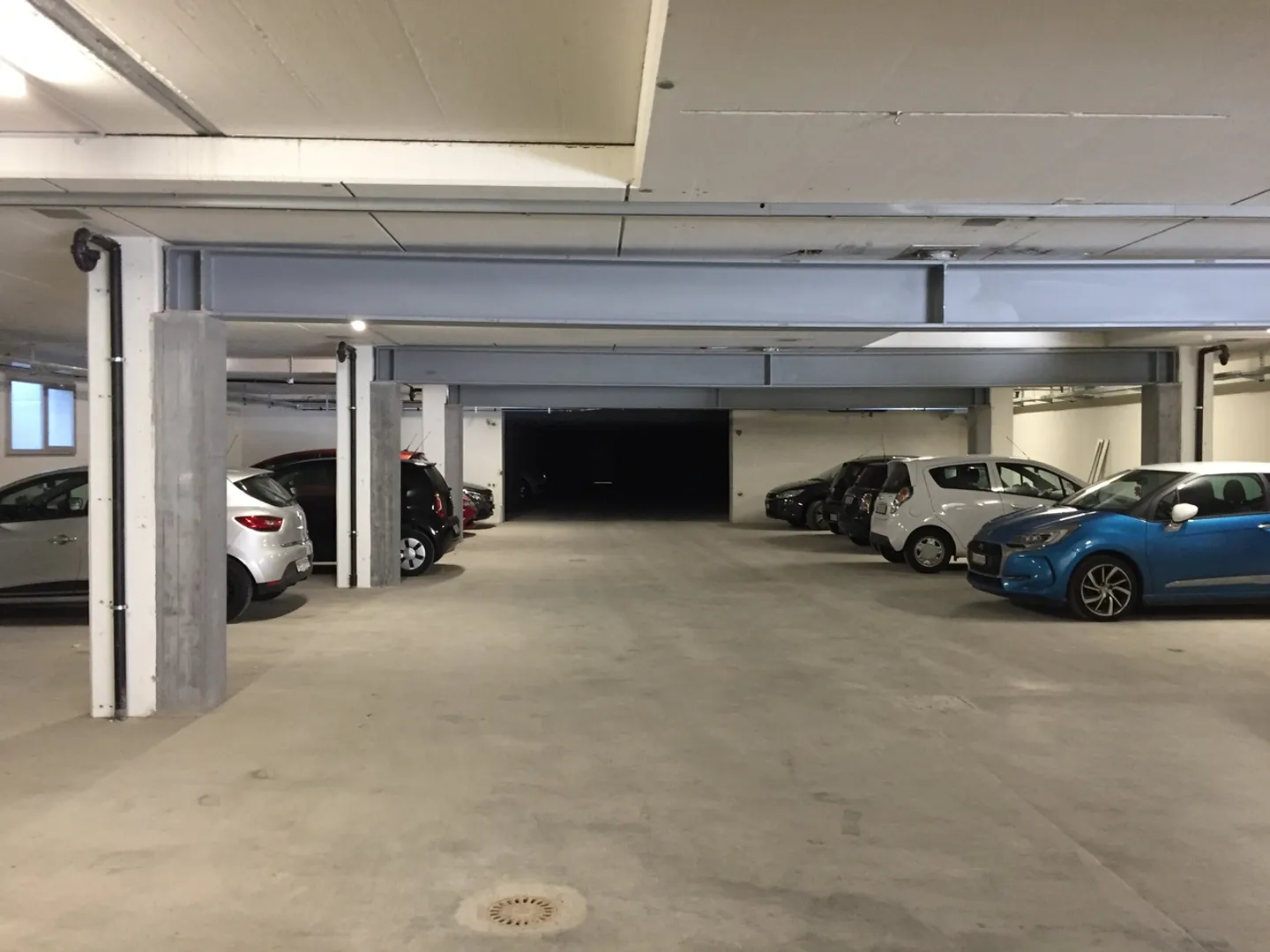 On the edge of Neuchâtel - Industrial hall of 2,500m2 - Photo 4 of 4