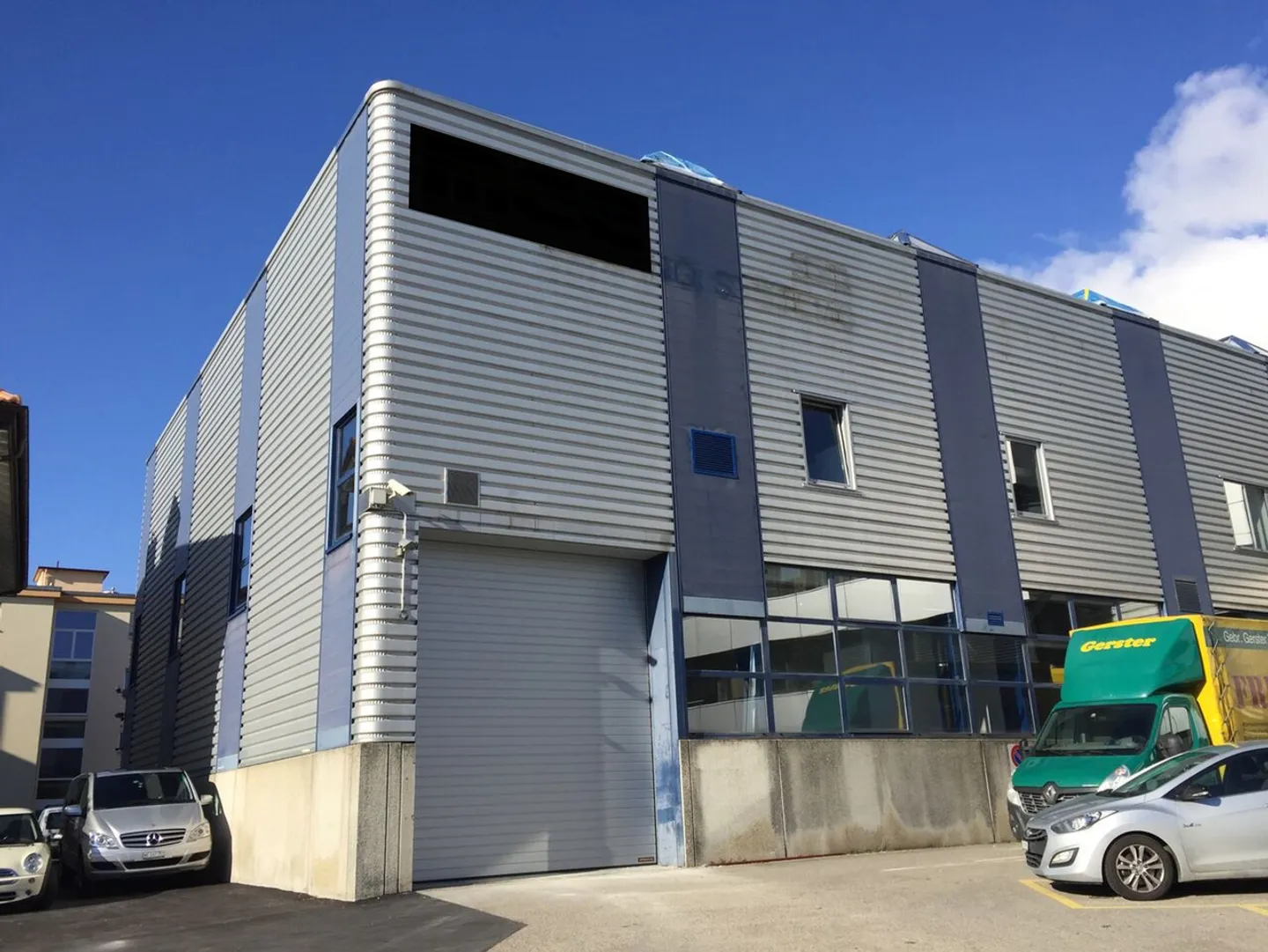 On the edge of Neuchâtel - Industrial hall of 2,500m2 - Photo 2 of 4