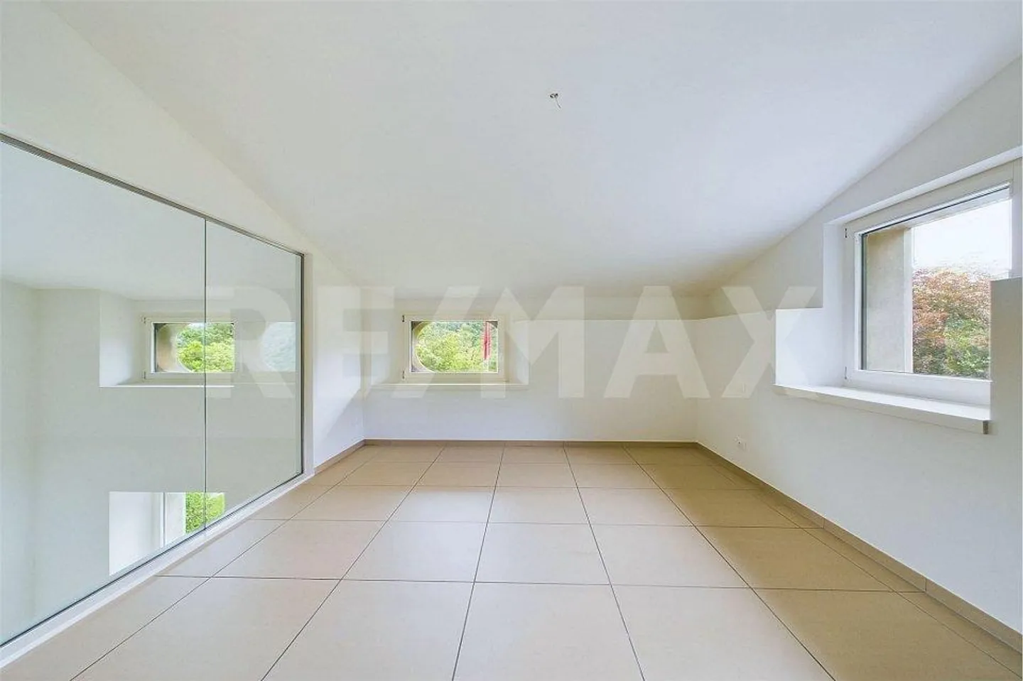 Komfort und Modernität: grosszügige 3-Zimmer- Duplexwohnung zur Miete in Montagnola - Foto 9 von 13