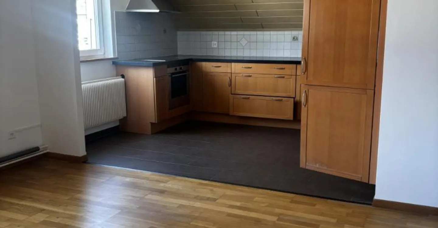 Moutier - nahe Bahnhof - 3,5-Zimmer-Wohnung unter dem Dach - Foto 2 von 9