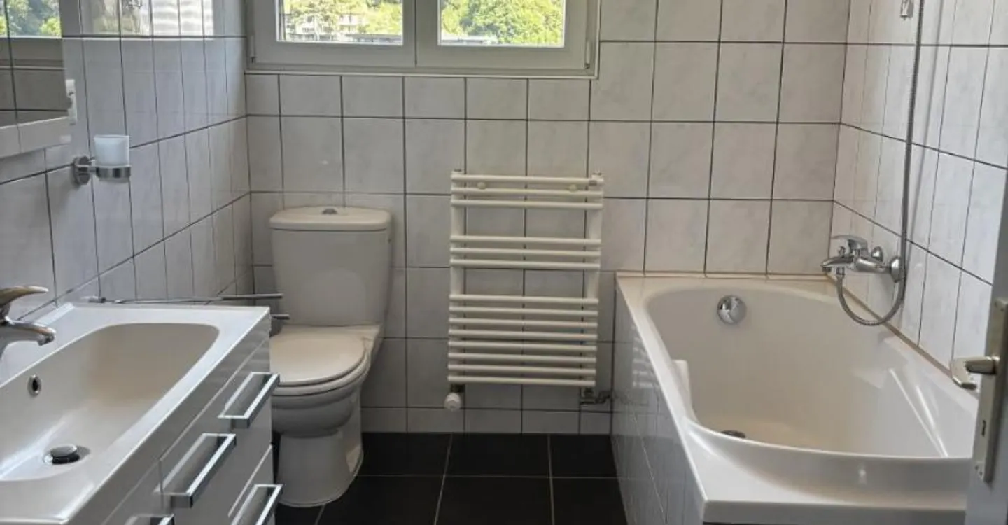 Moutier - nahe Bahnhof - 3,5-Zimmer-Wohnung unter dem Dach - Foto 3 von 9
