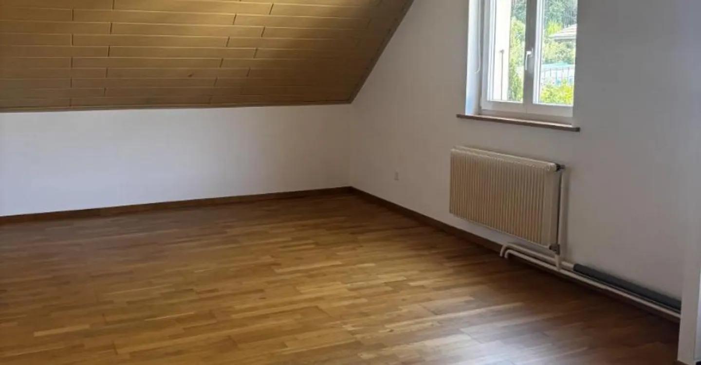 Moutier - nahe Bahnhof - 3,5-Zimmer-Wohnung unter dem Dach - Foto 4 von 9