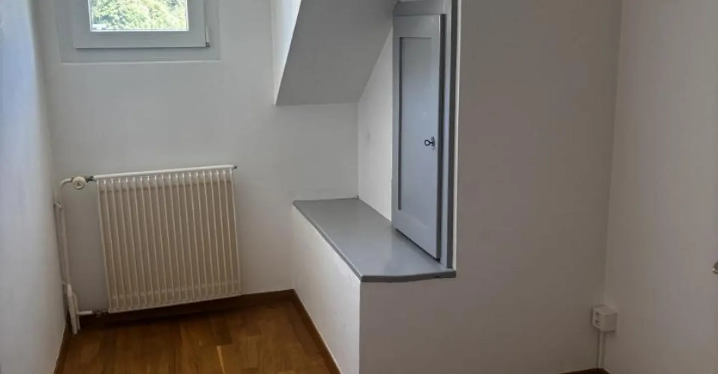 Moutier - nahe Bahnhof - 3,5-Zimmer-Wohnung unter dem Dach - Foto 6 von 9