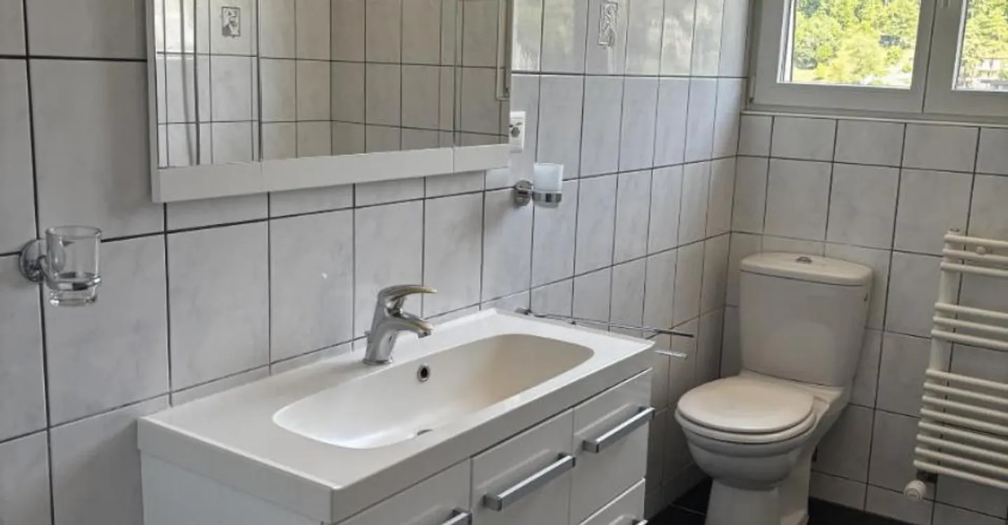 Moutier - nahe Bahnhof - 3,5-Zimmer-Wohnung unter dem Dach - Foto 8 von 9