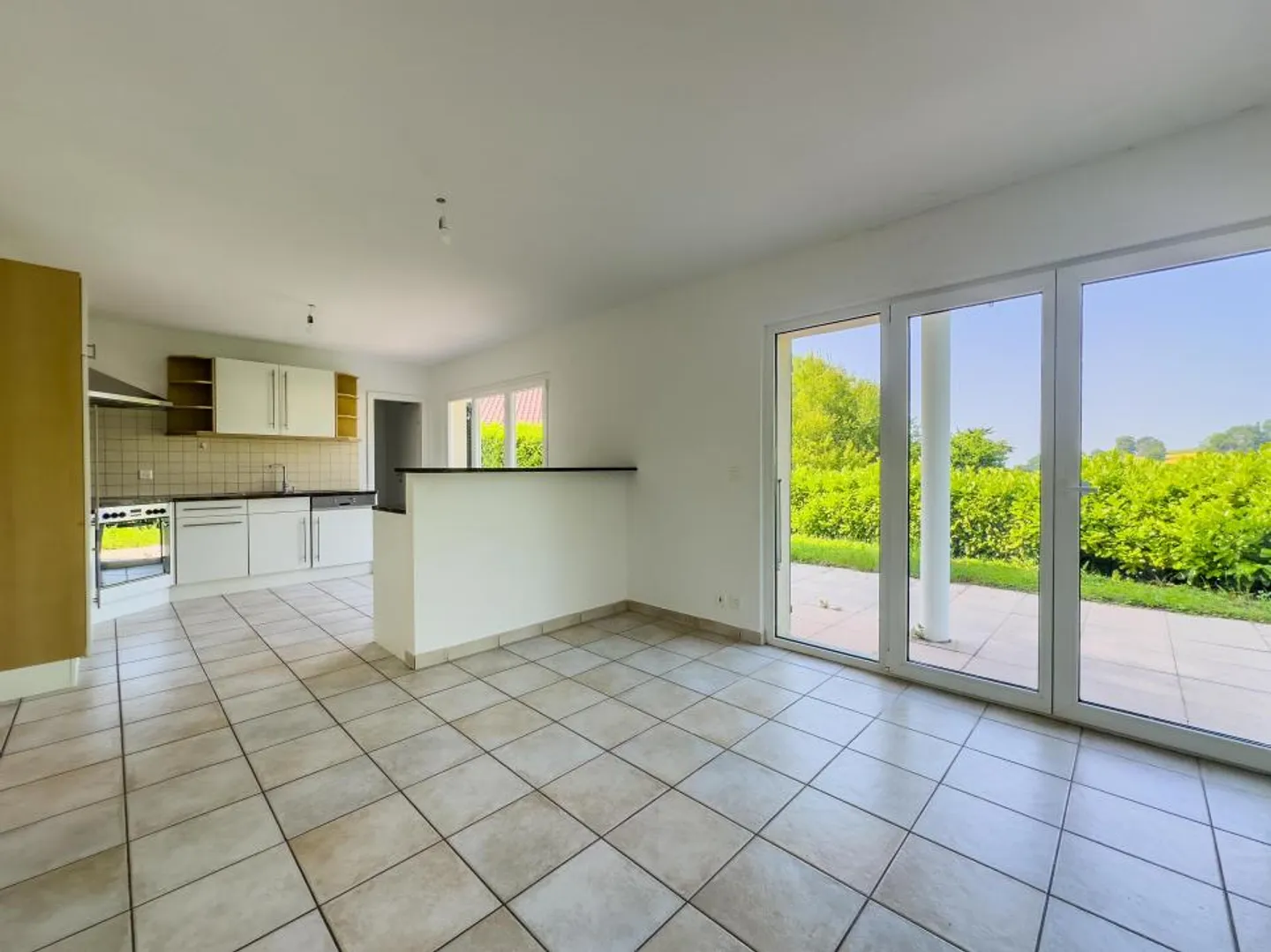 Modern 7-Room Villa with Lake View - Photo 4 of 9