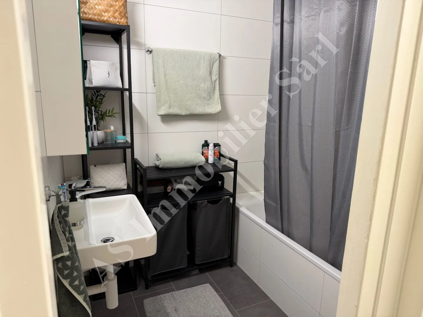 Lausanne - Montchoisi District - 2.5 Room Apartment with 75m2 Terrace and Fireplace - Photo 9 of 13