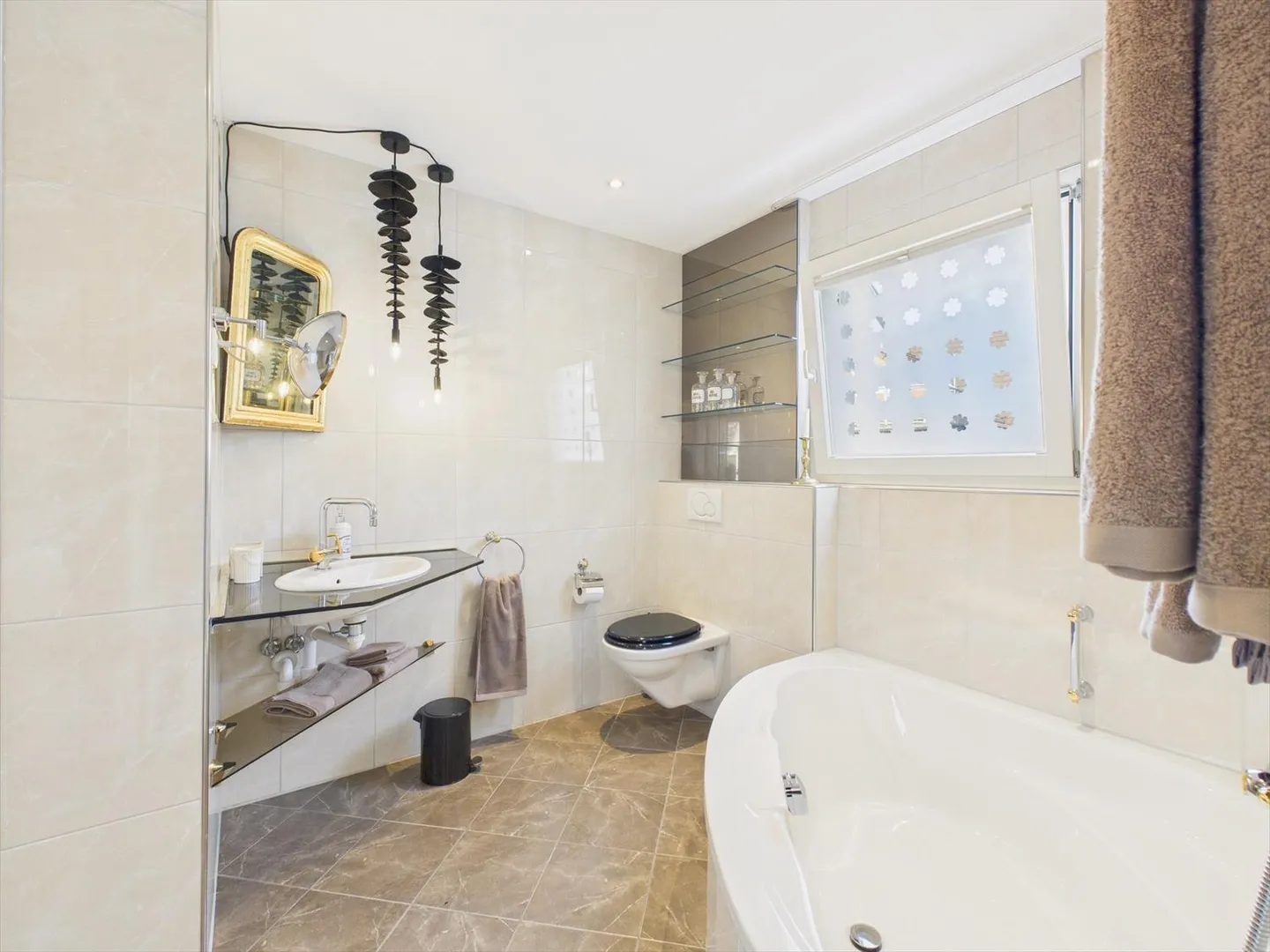 Appartement penthouse meublé de 3,5 pièces avec grande terrasse et vue de rêve - Photo 9 sur 11