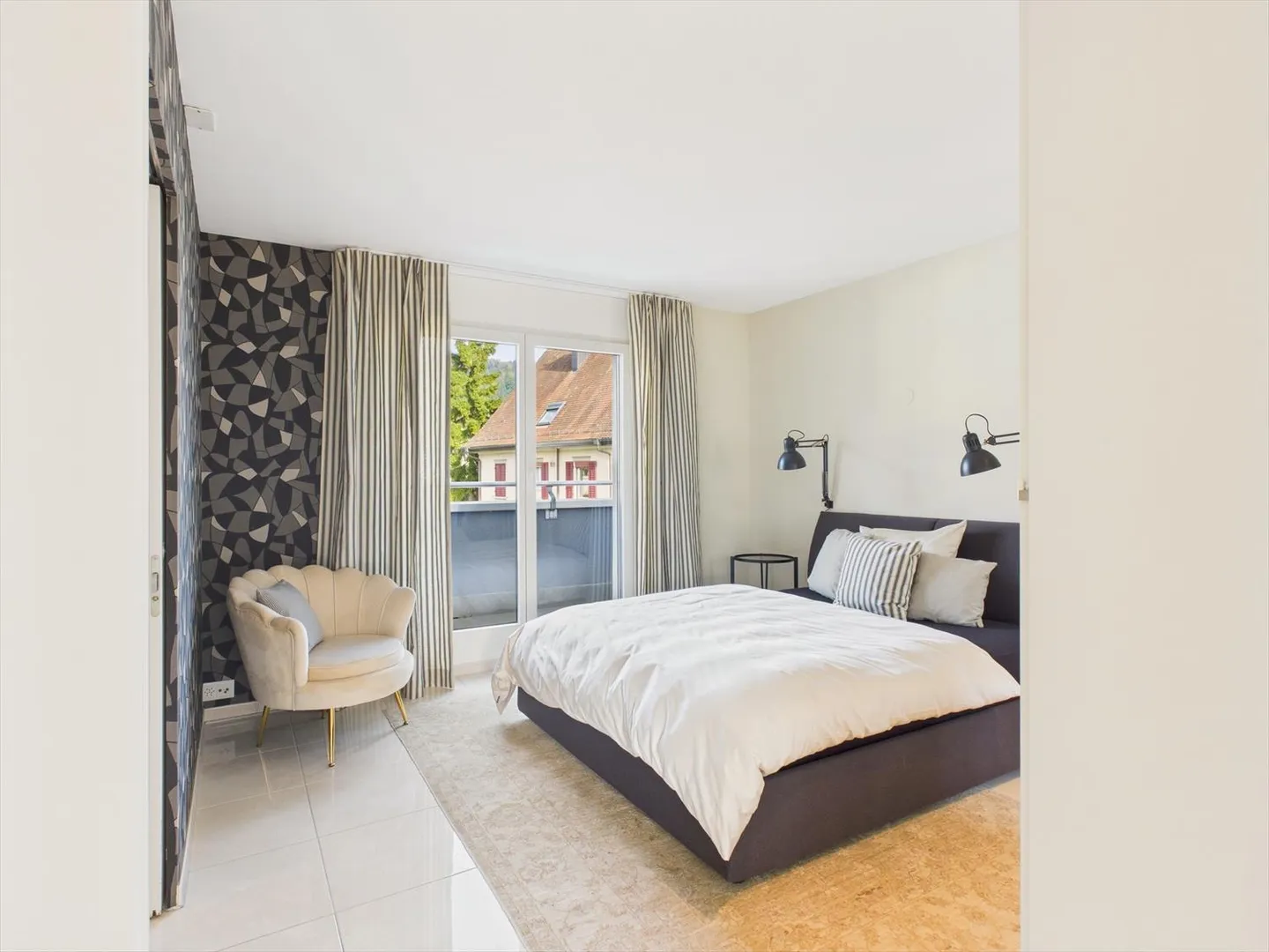 Appartement penthouse meublé de 3,5 pièces avec grande terrasse et vue de rêve - Photo 4 sur 11