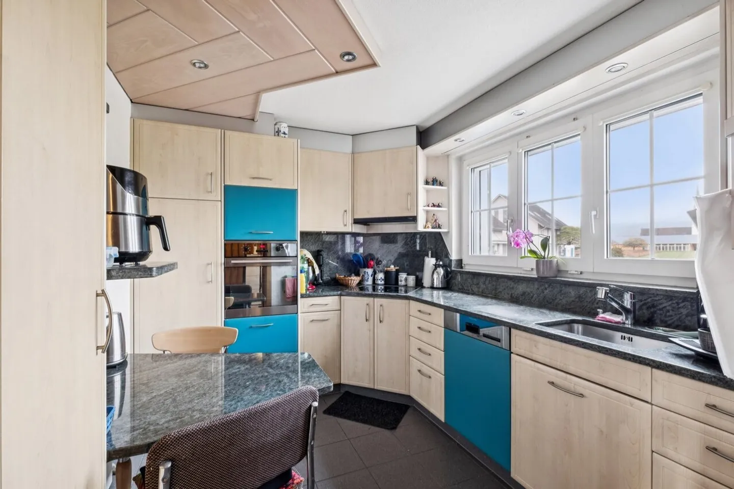 Jewel in an ideal location with potential - Photo 4 of 7