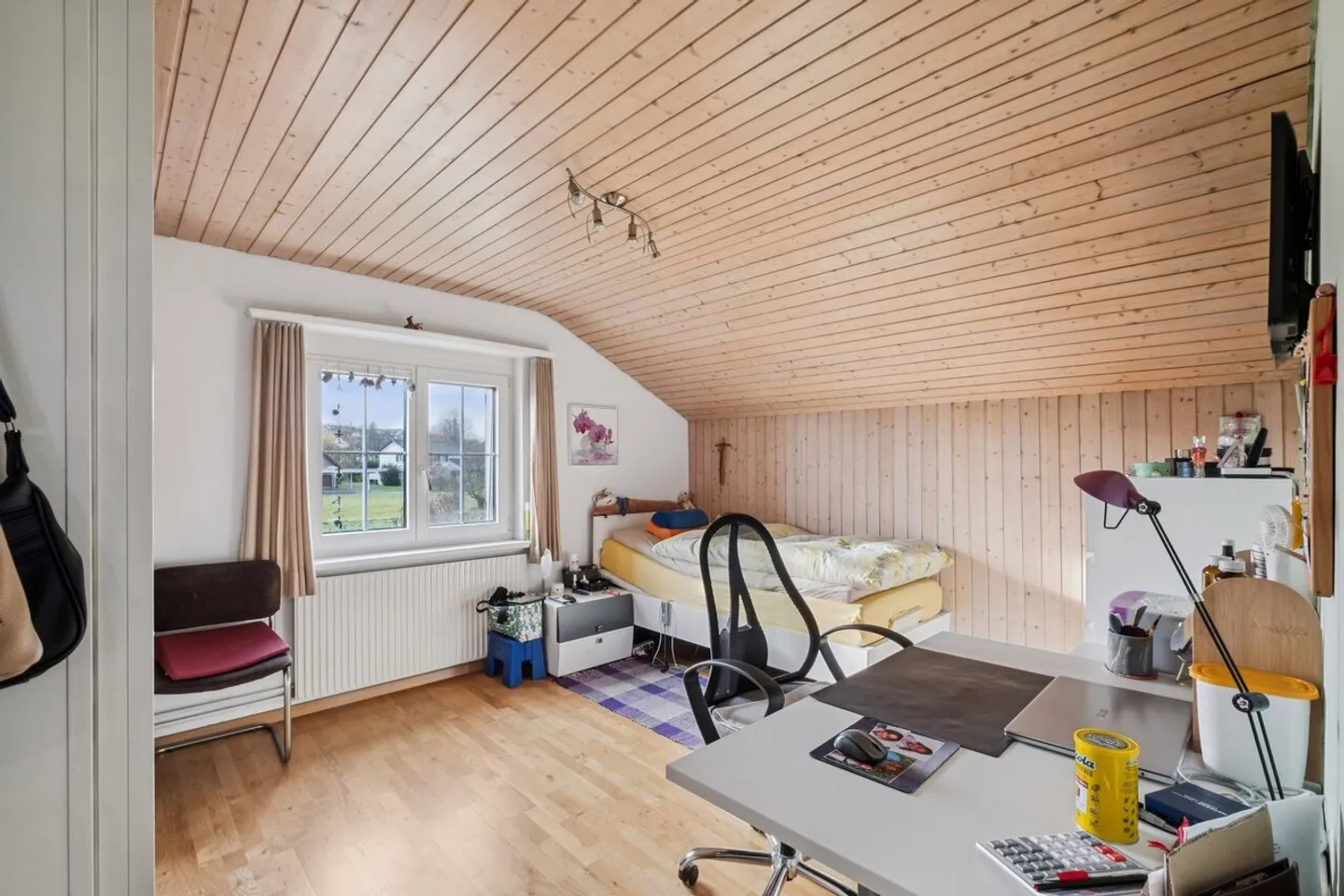 Jewel in an ideal location with potential - Photo 5 of 7