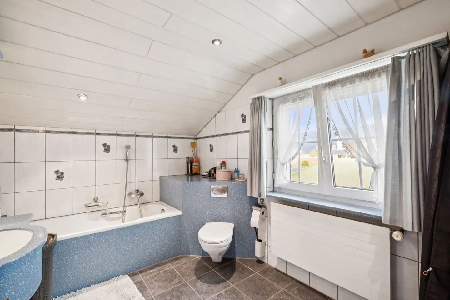 Jewel in an ideal location with potential - Photo 6 of 7