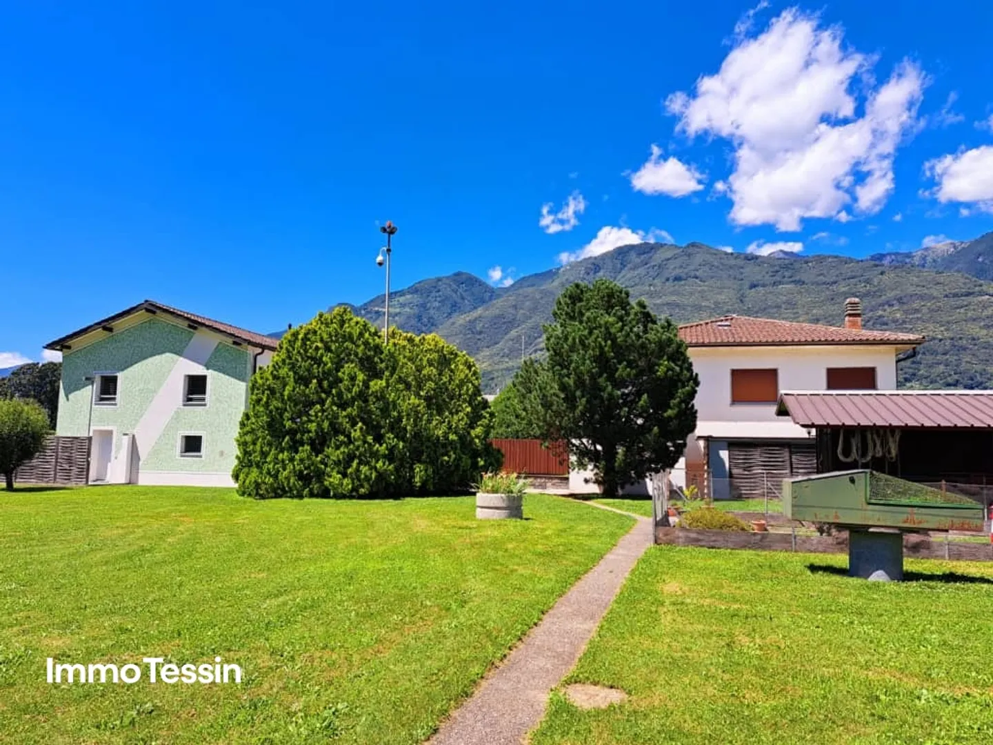 Unique property with 2 villas with 4400 m2 plot in Giubiasco - Photo 1 of 13