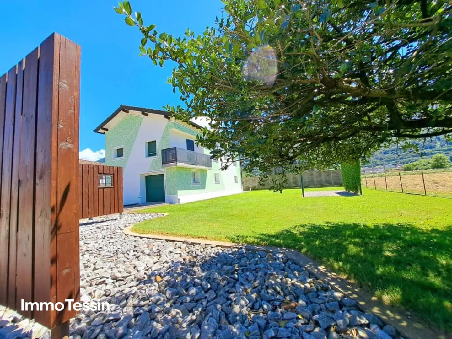 Unique property with 2 villas with 4400 m2 plot in Giubiasco - Photo 3 of 13