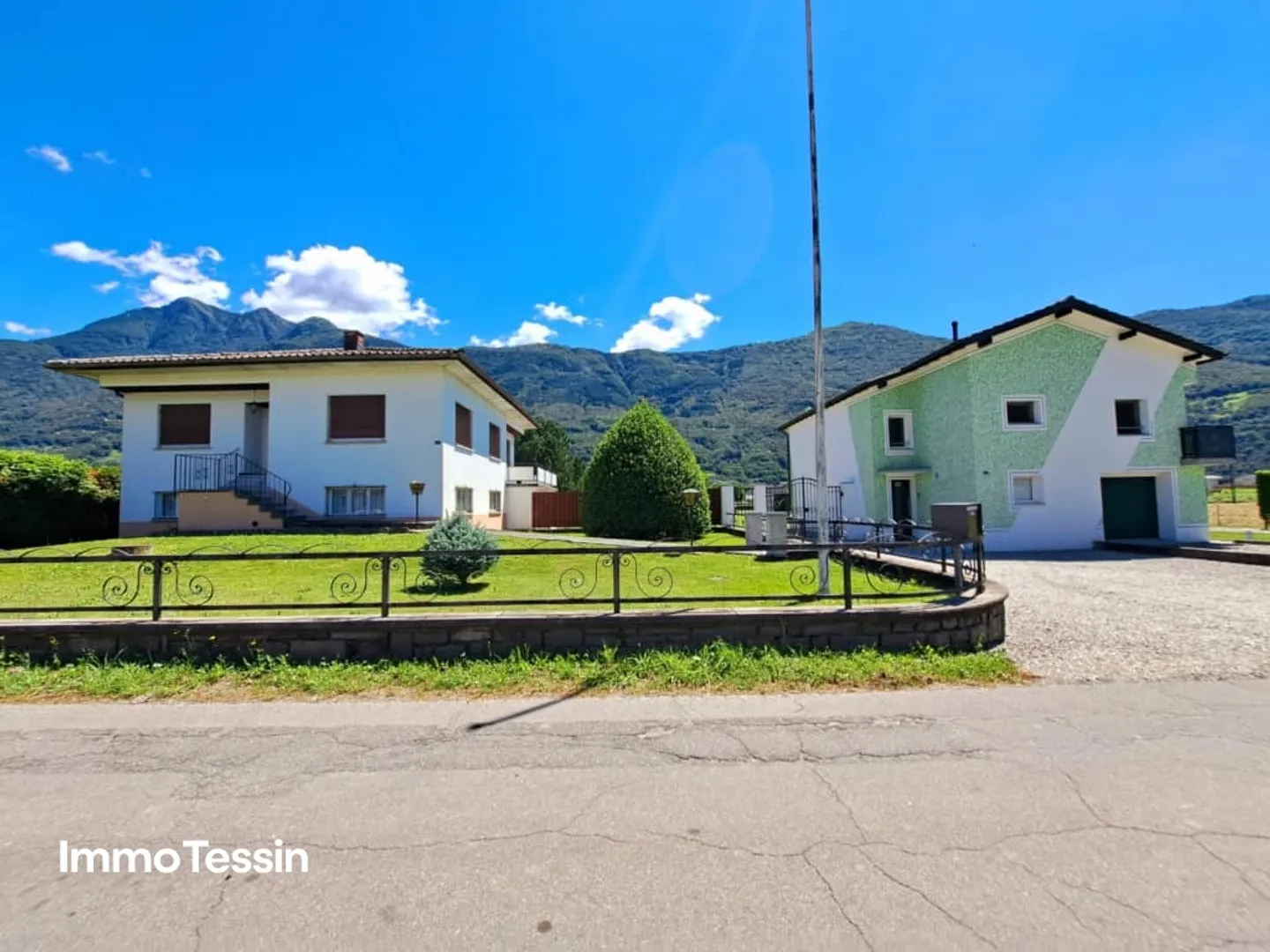 Unique property with 2 villas with 4400 m2 plot in Giubiasco - Photo 6 of 13