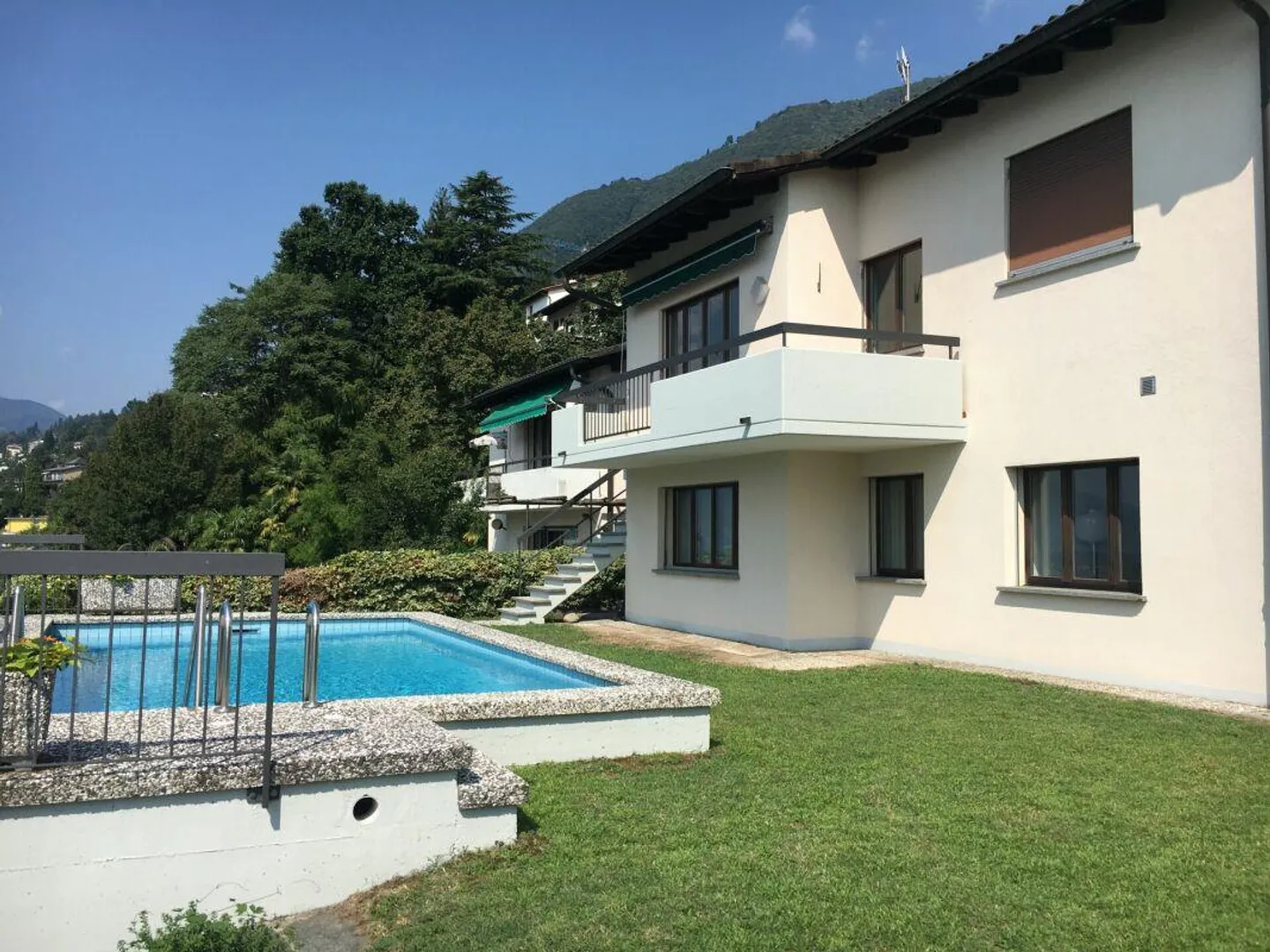 Bellissima casa bifamiliare di 8,5 stanze con piscina e vista mozzafiato - Foto 2 di 14