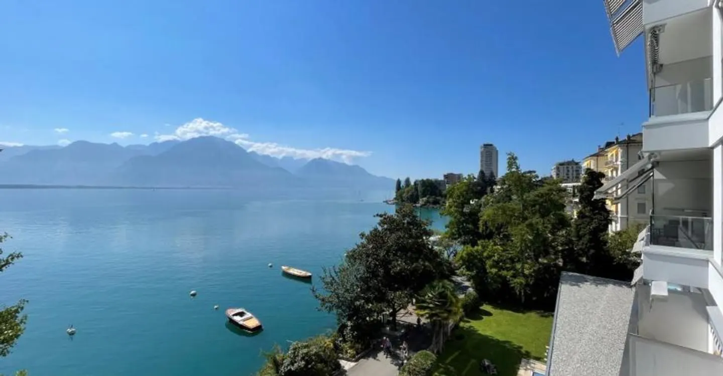 POSIZIONE UNICA SUL LAGO PER QUESTO APPARTAMENTO DI 4,5 LOCALI CON UNA VISTA MOZZAFIATO - Foto 3 di 12