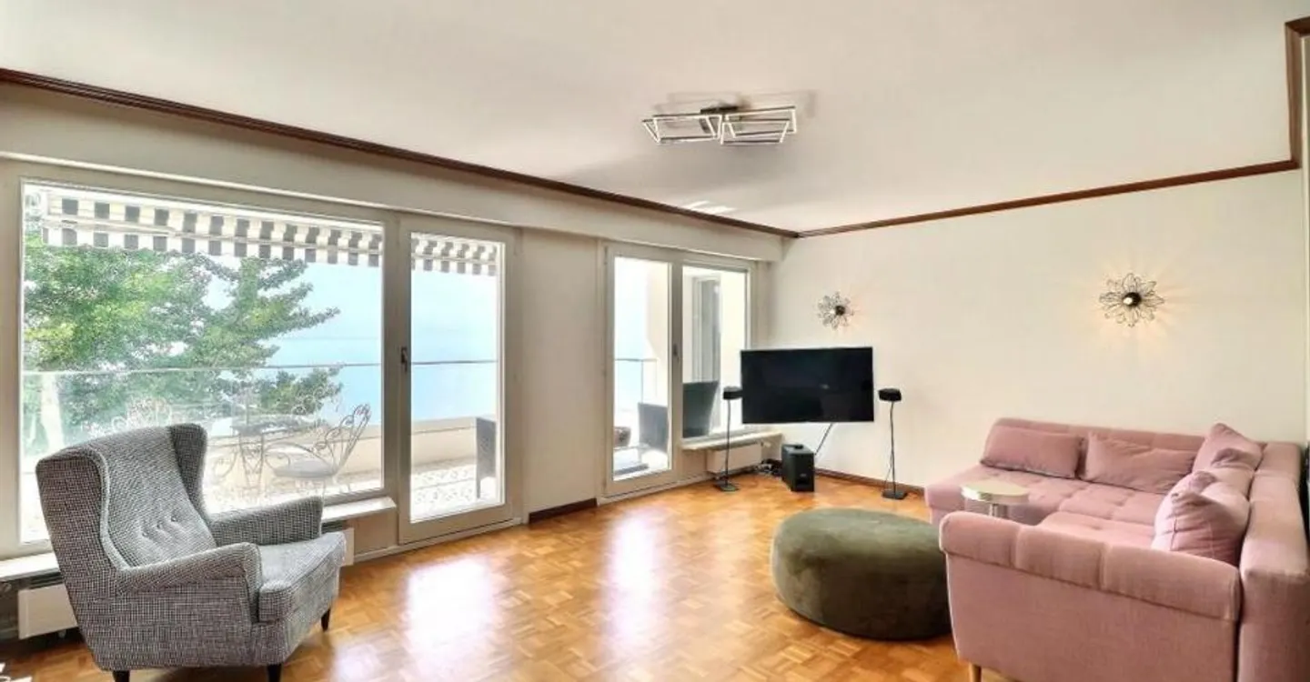 POSIZIONE UNICA SUL LAGO PER QUESTO APPARTAMENTO DI 4,5 LOCALI CON UNA VISTA MOZZAFIATO - Foto 5 di 12