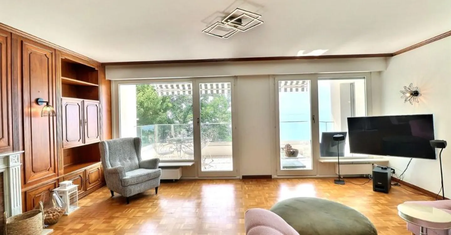 POSIZIONE UNICA SUL LAGO PER QUESTO APPARTAMENTO DI 4,5 LOCALI CON UNA VISTA MOZZAFIATO - Foto 6 di 12