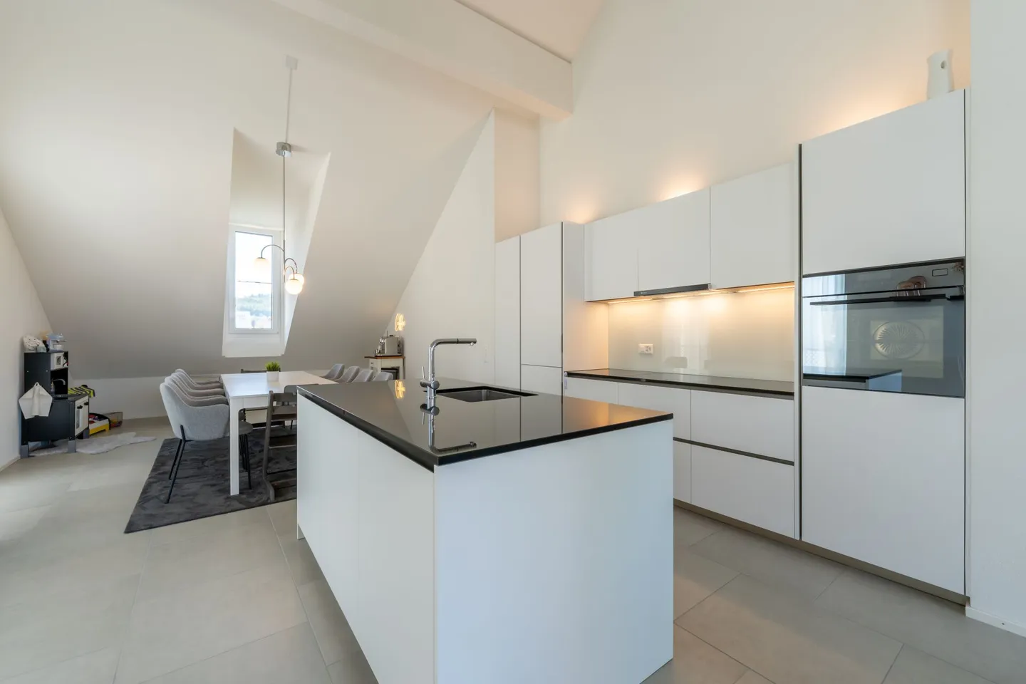 Unique GEM in the best location - 4½-room penthouse apartment! - Photo 1 of 14