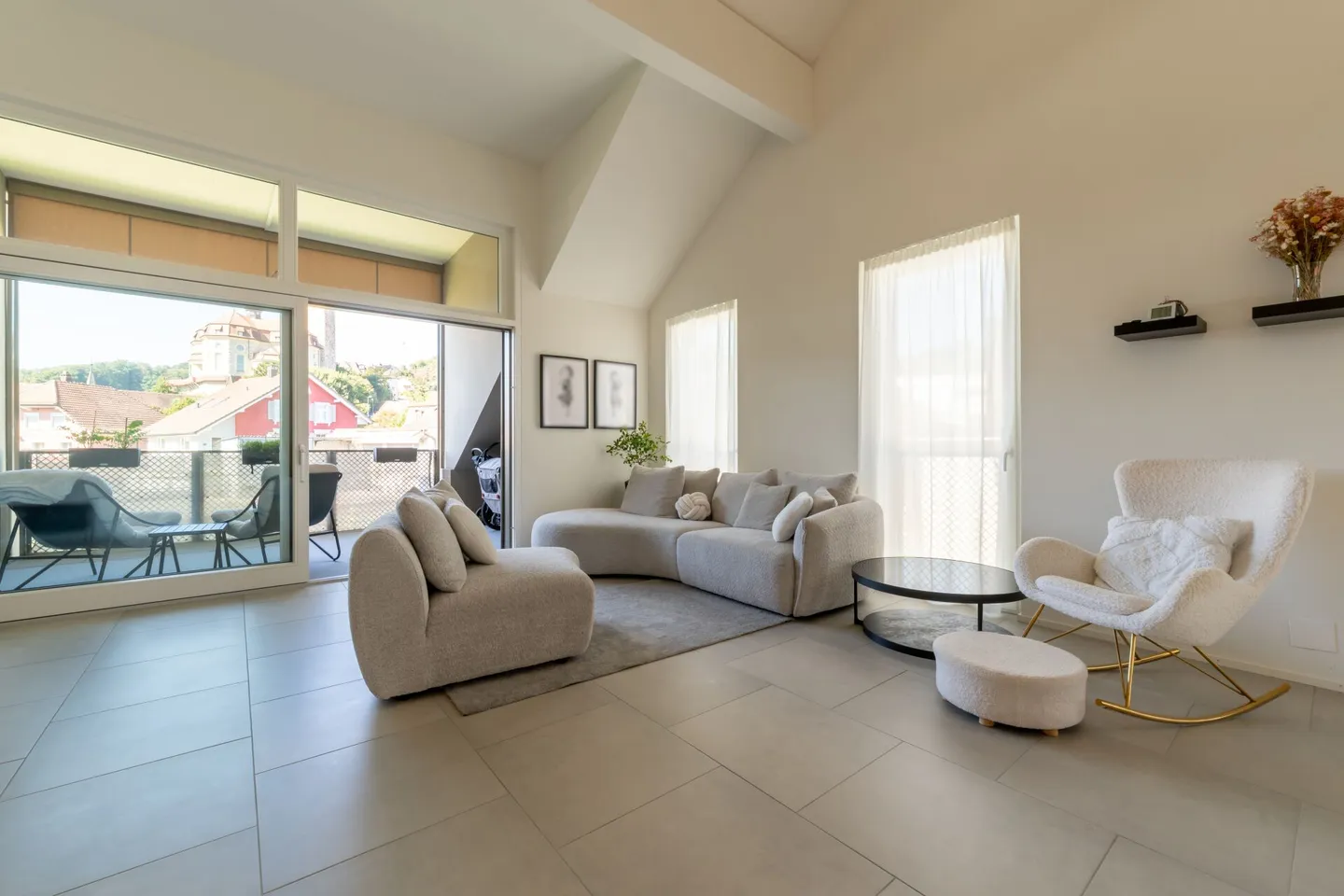 Unique GEM in the best location - 4½-room penthouse apartment! - Photo 3 of 14