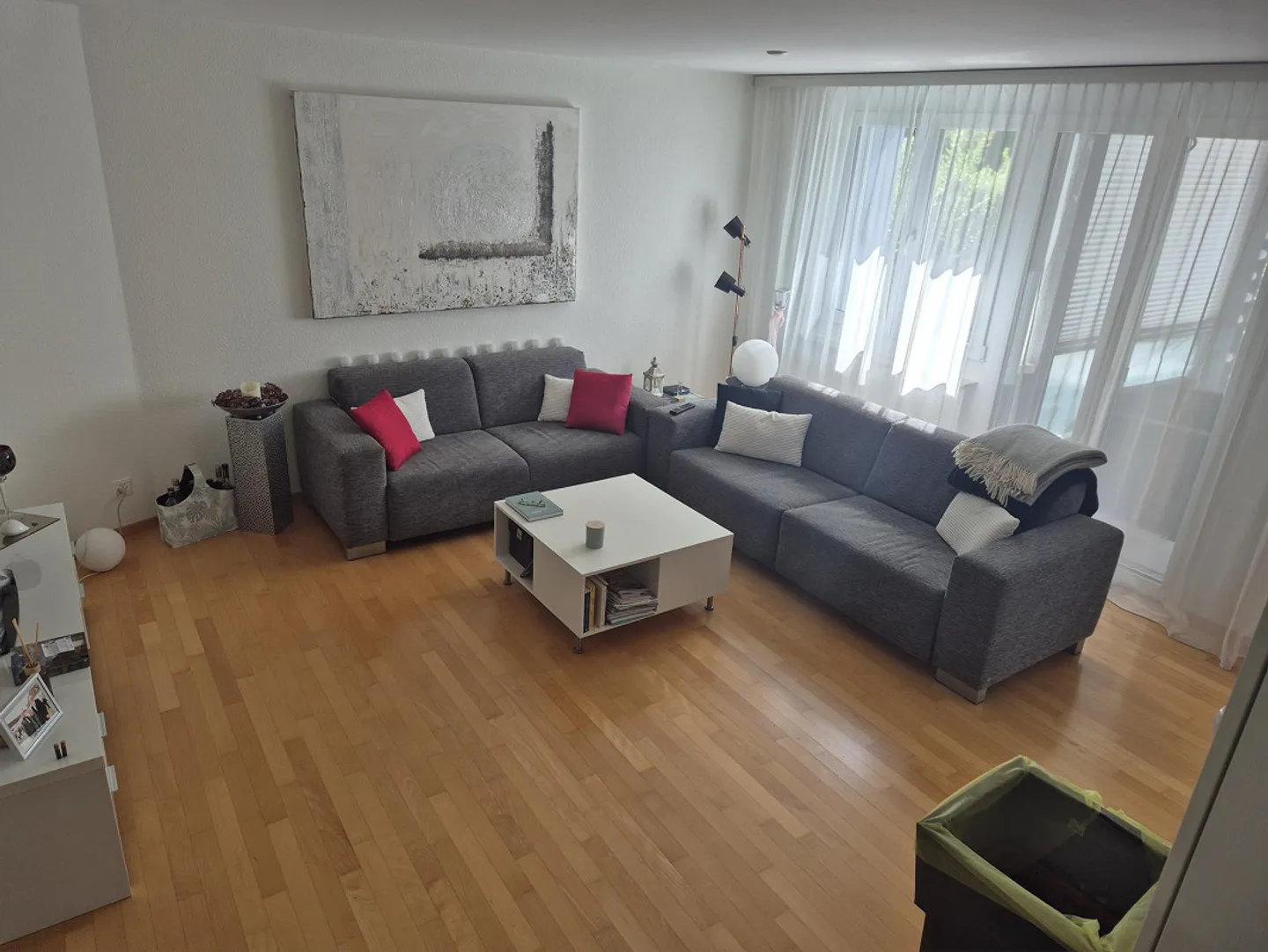 Luminoso appartamento di 3 stanze con area salotto privata - Foto 1 di 9