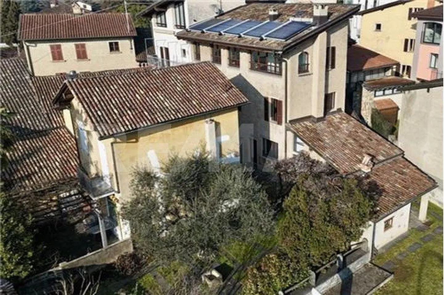 Authentic Ticinese house renovated with garden in Cureglia - Photo 1 of 13
