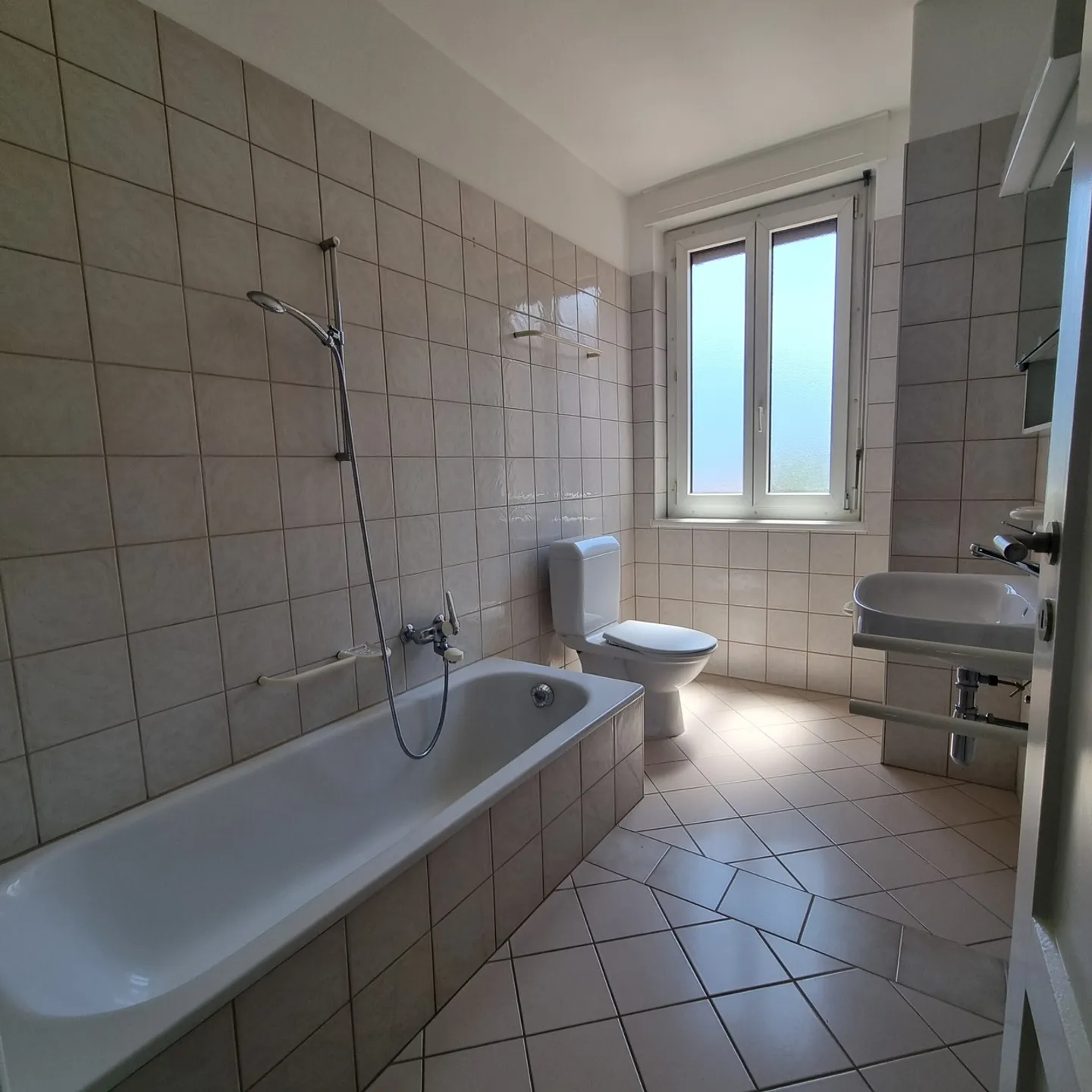 Appartamento spazioso in città - Foto 11 di 14