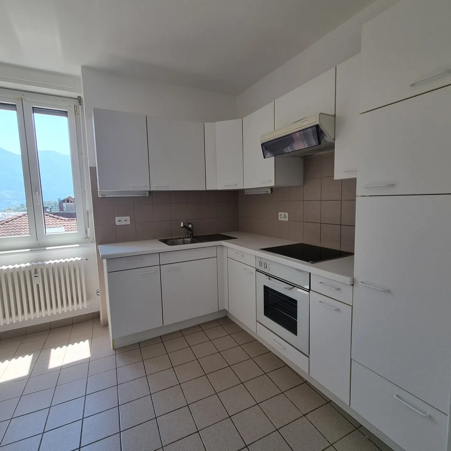 Appartamento spazioso in città - Foto 4 di 14
