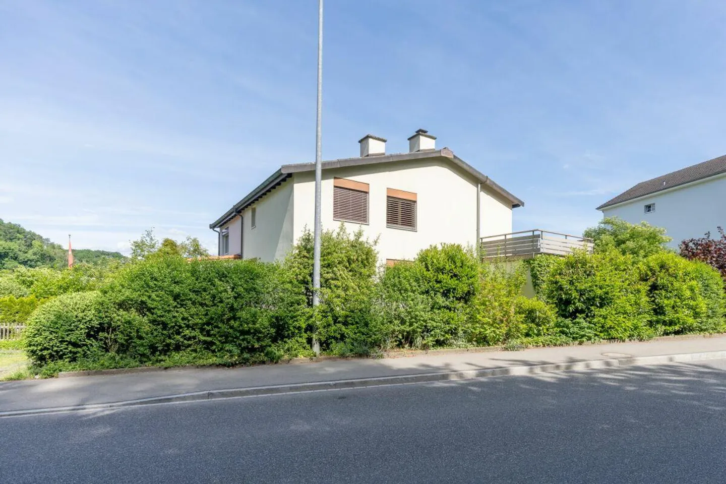 Charmante maison individuelle avec jardin près de l'hôpital cantonal - Photo 1 sur 15
