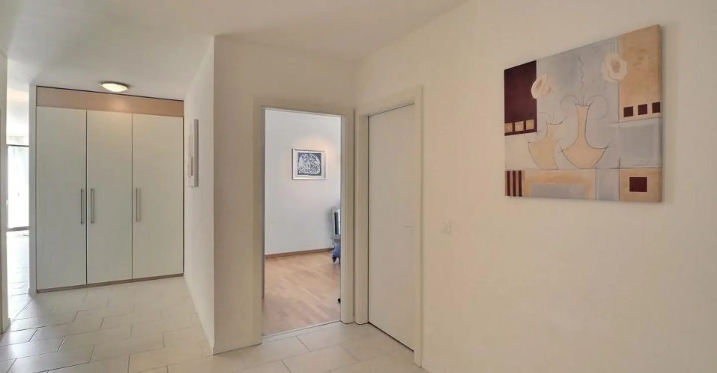 GRANDE APPARTAMENTO DI 5,5 LOCALI CON I COMFORT DI UNA VILLA E UNA BELLA VISTA PANORAMICA - Foto 11 di 12