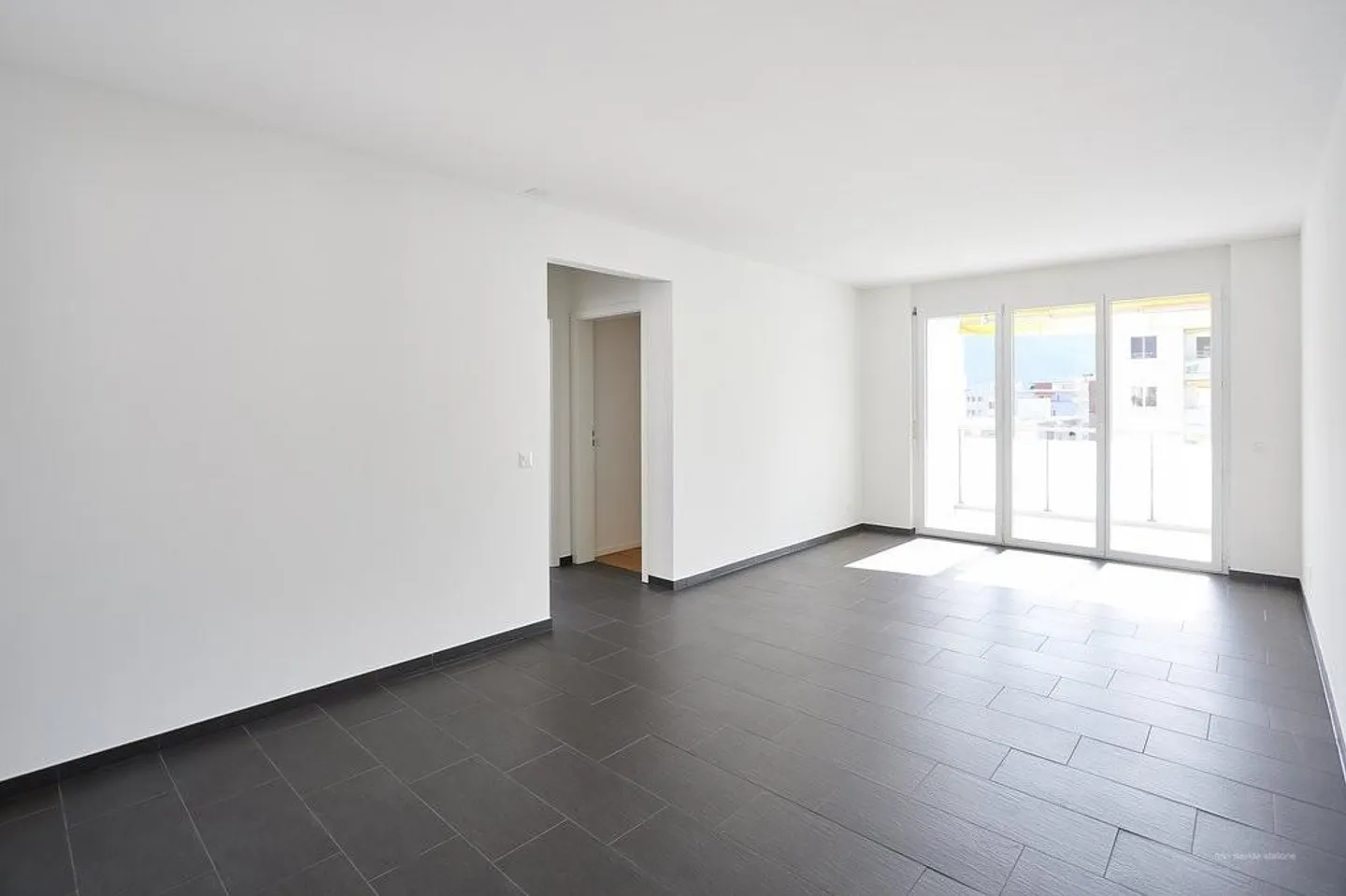 Geräumige und helle 3,5 Zimmer, eingebettet in die Natur - Foto 2 von 9
