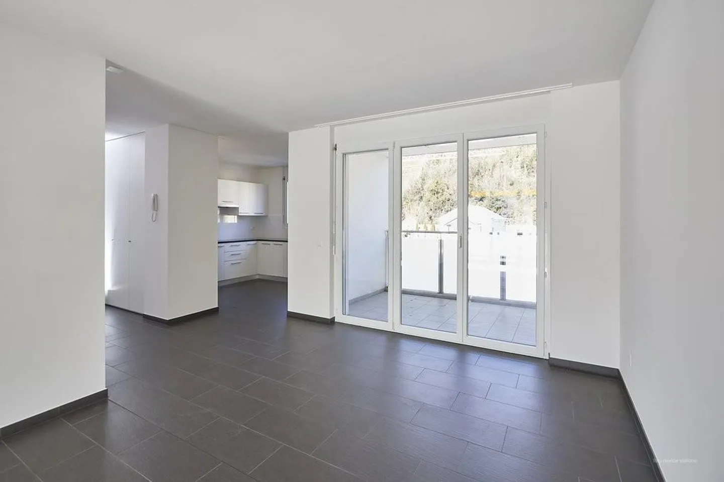Geräumige und helle 3,5 Zimmer, eingebettet in die Natur - Foto 3 von 9