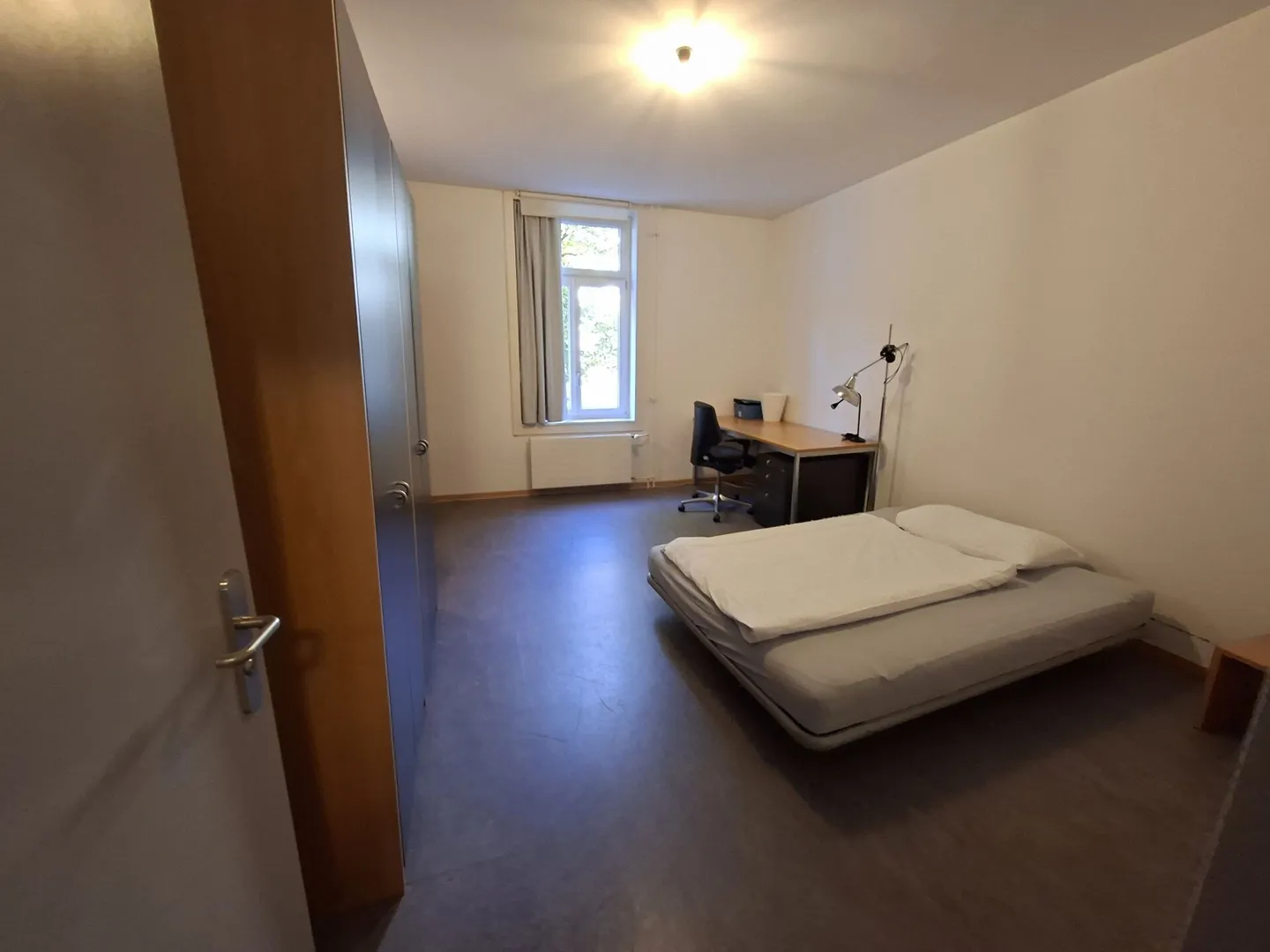 Furnished, bright shared room - central, modern and all-inclusive, 1st floor room No. 5 - Photo 4 of 7