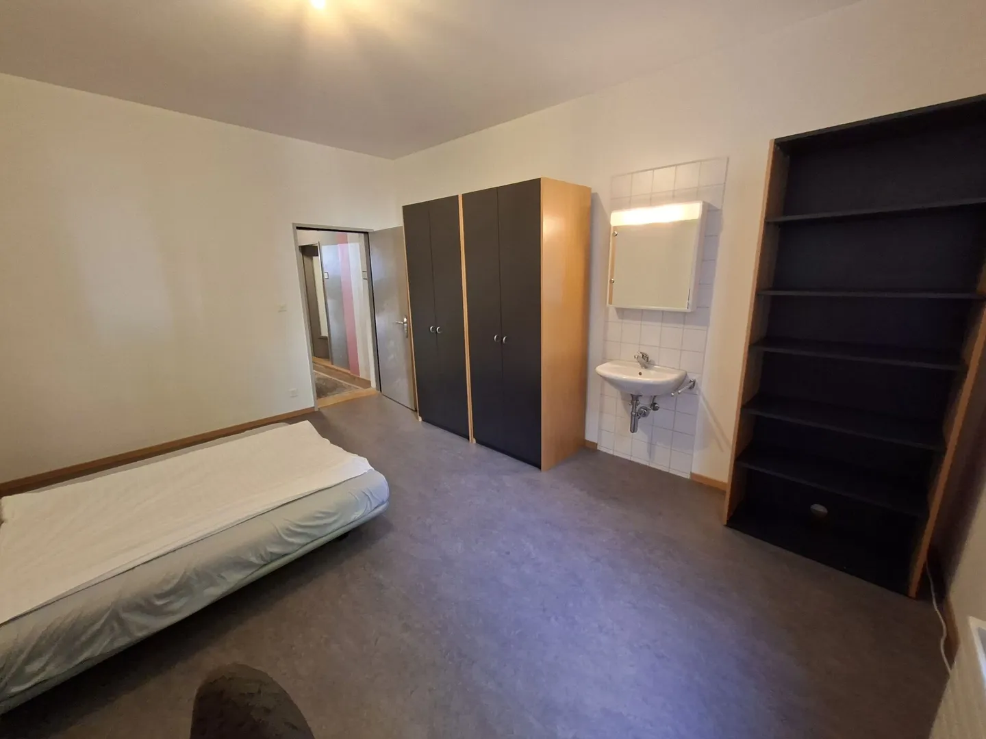 Furnished, bright shared room - central, modern and all-inclusive, 1st floor room No. 5 - Photo 5 of 7