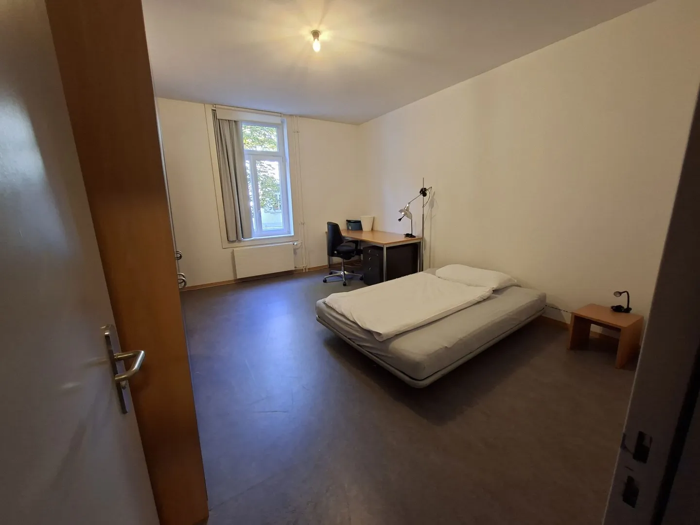 Furnished, bright shared room - central, modern and all-inclusive, 1st floor room No. 5 - Photo 6 of 7