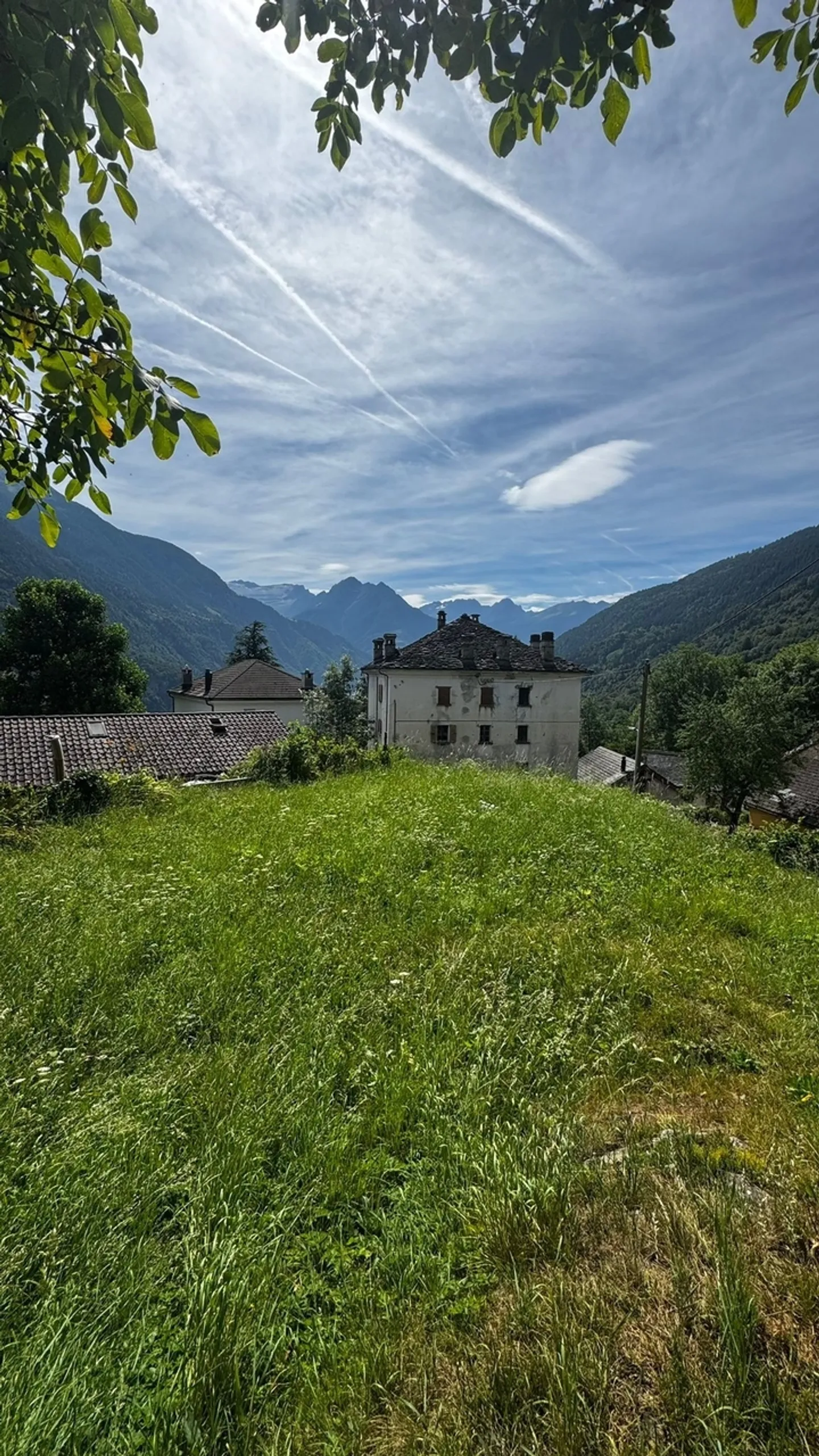 Baugrundstück im Val di Blenio, mit hervorragender Sonnenausrichtung... - Foto 1 von 9