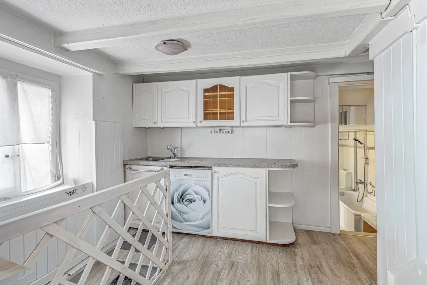 SINGLE-FAMILY HOUSE WITH POTENTIAL - Photo 3 of 11