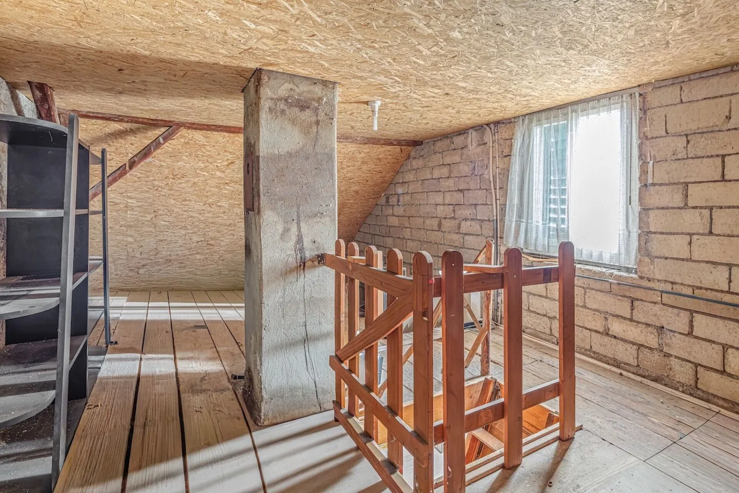 SINGLE-FAMILY HOUSE WITH POTENTIAL - Photo 10 of 11