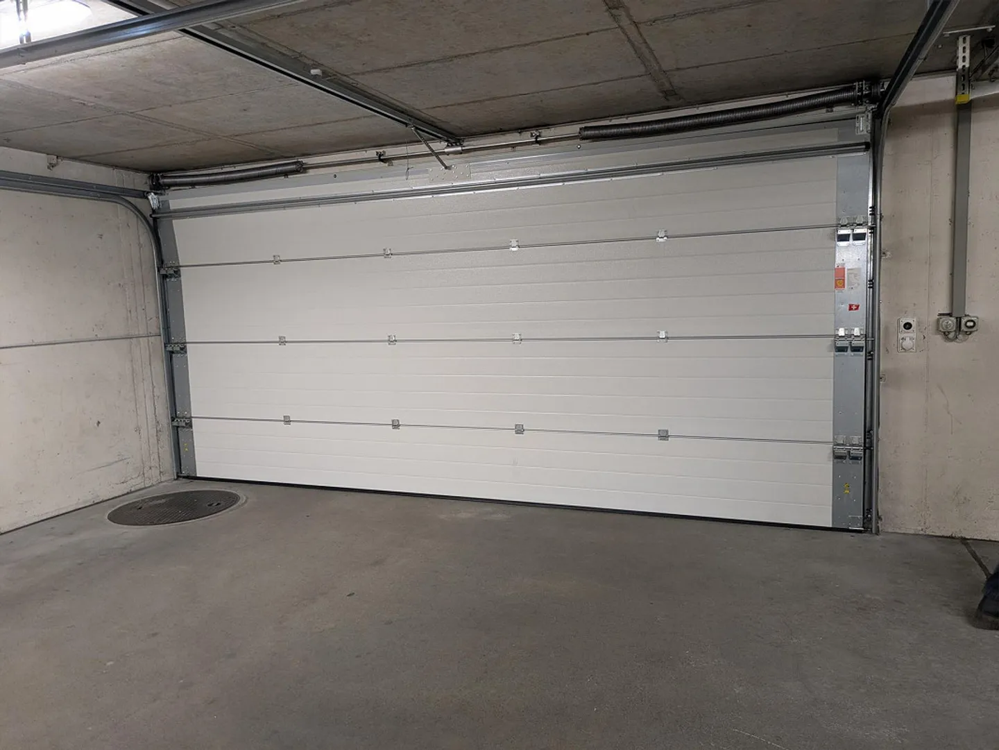 Underground parking space for rent in the village center - Photo 3 of 4