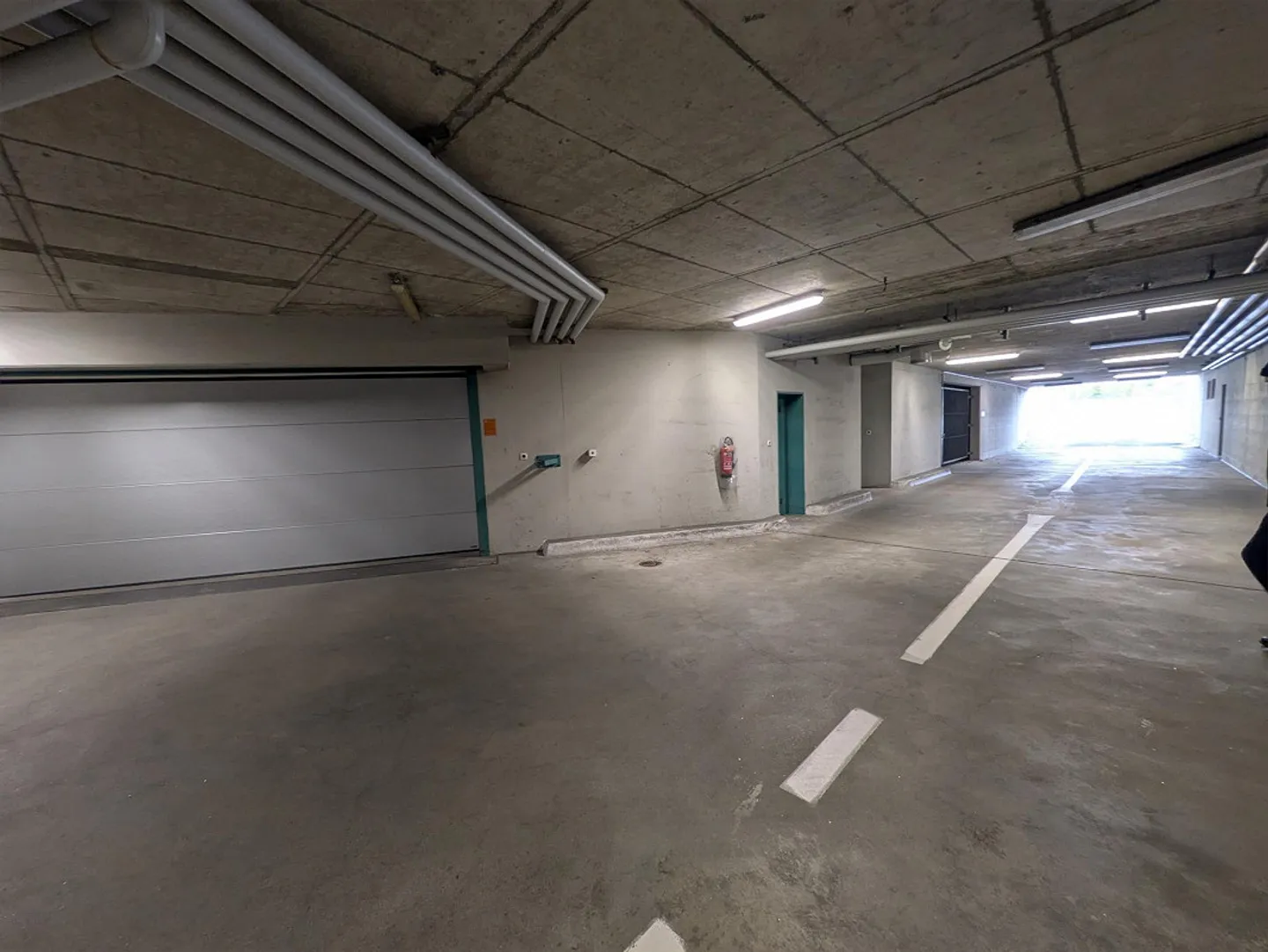 Underground parking space for rent in the village center - Photo 4 of 4