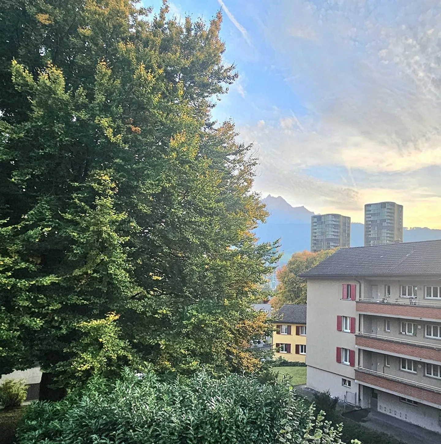 Nuovamente parzialmente ristrutturato, situato in zona tranquilla, vicino allo stadio, bellissimo giardino - Foto 3 di 13