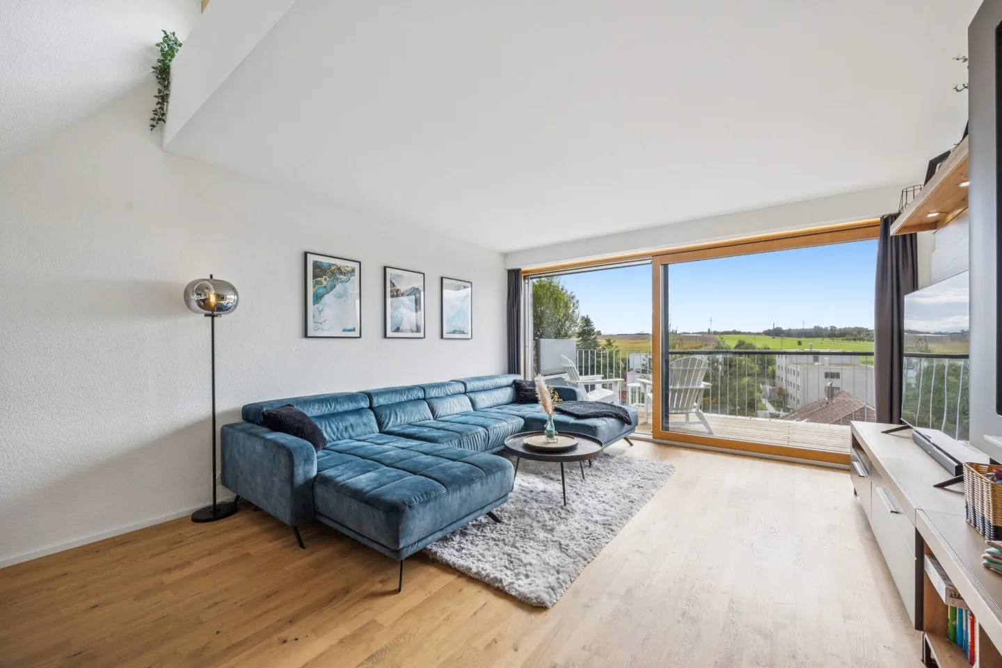 Noble appartement en duplex de 5,5 pièces au-dessus des toits de Kerzers - Photo 2 sur 14