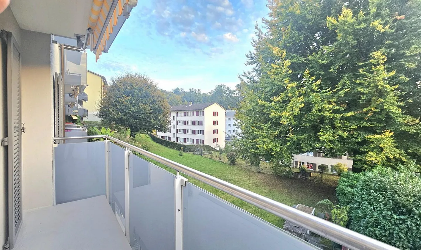 Nuovamente parzialmente ristrutturato, situato in zona tranquilla, vicino allo stadio, bellissimo giardino - Foto 4 di 13