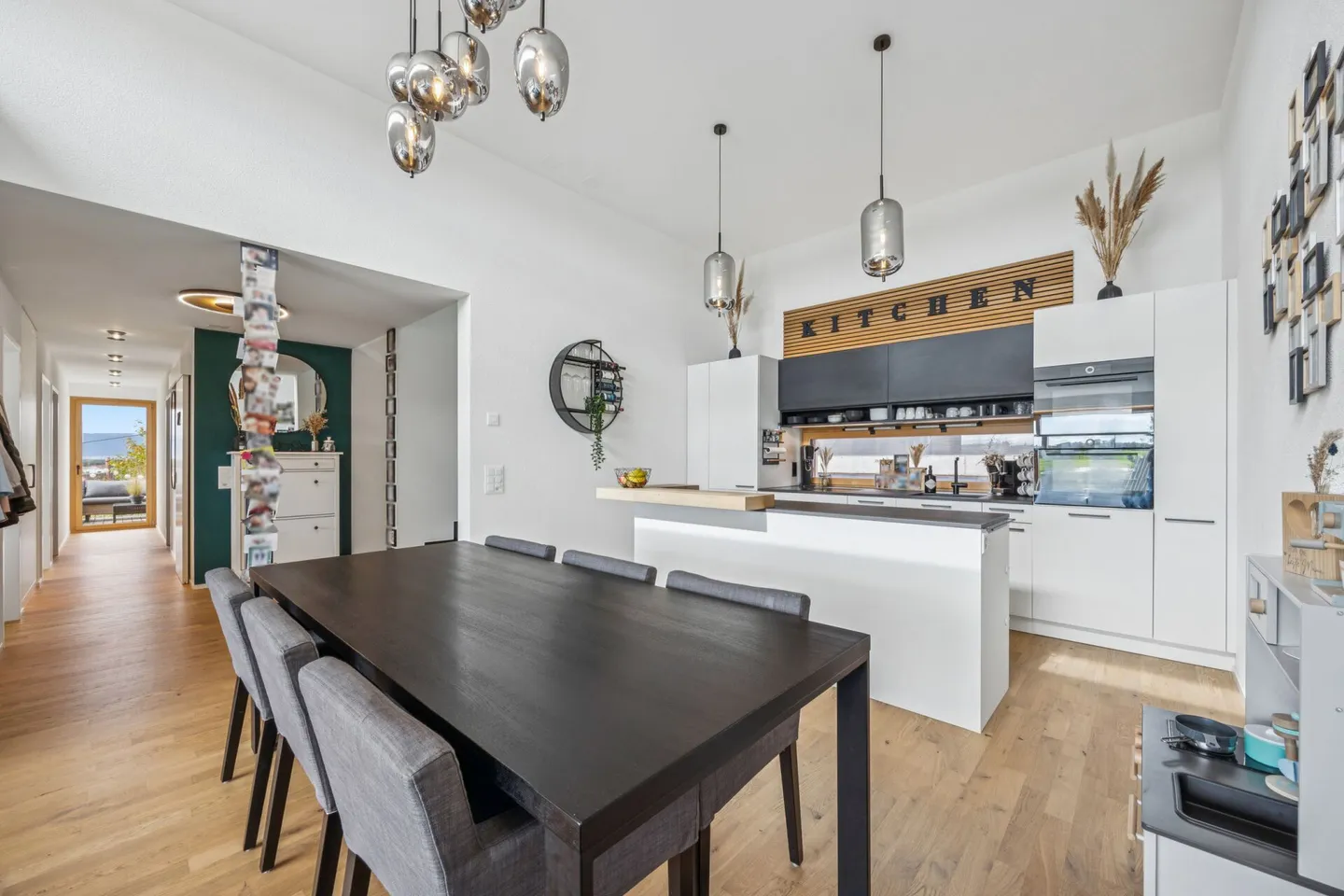 Noble appartement en duplex de 5,5 pièces au-dessus des toits de Kerzers - Photo 3 sur 14