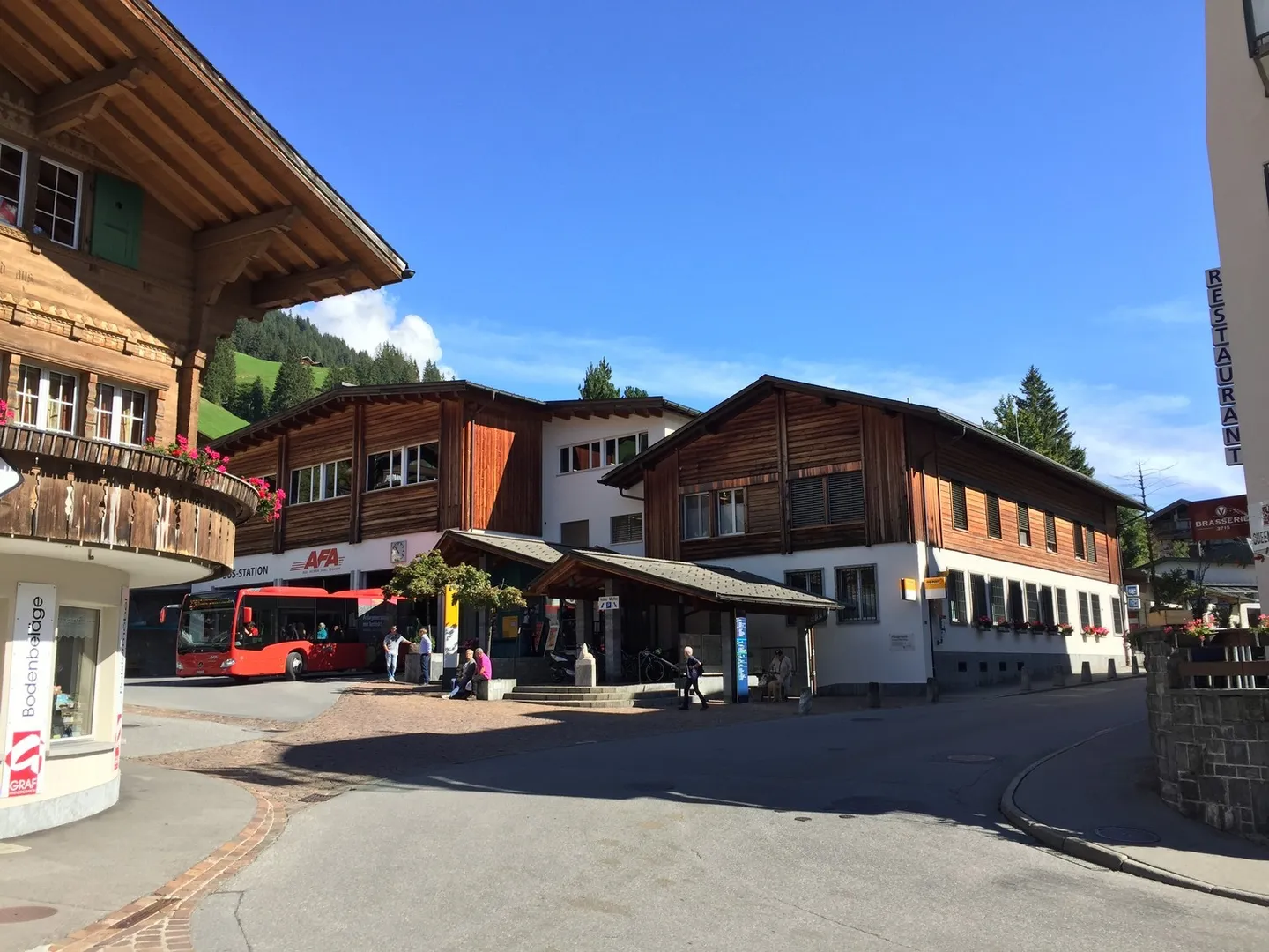 Vitrine dans le meilleur emplacement piéton - Photo 2 sur 3