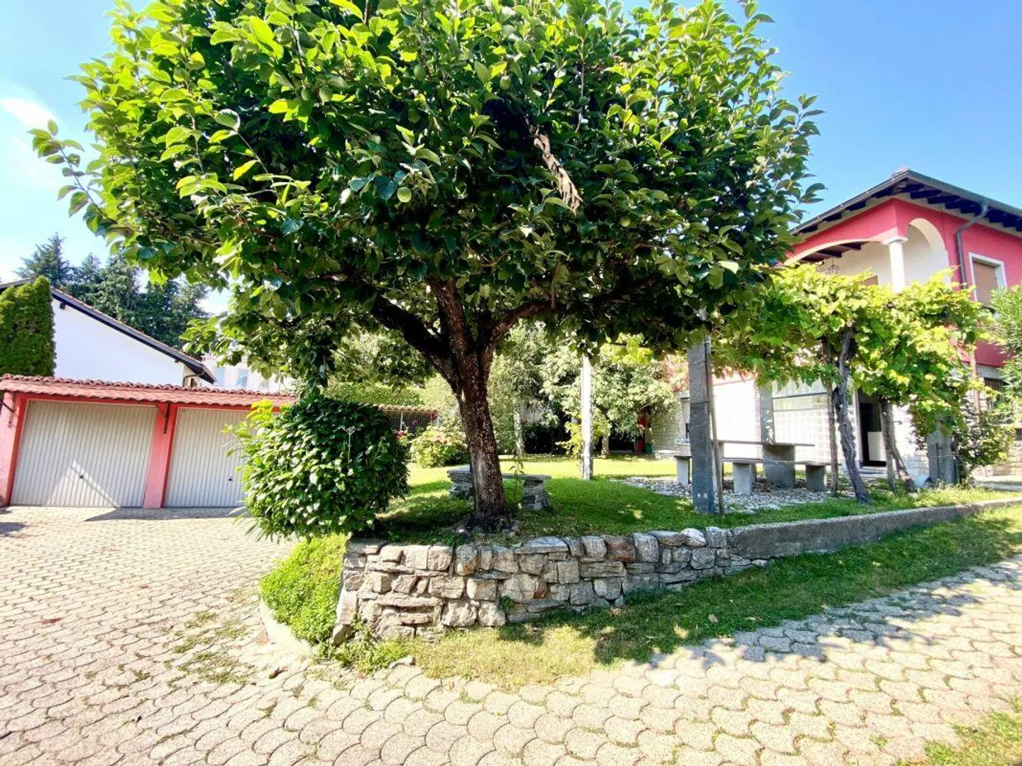 Casa unifamiliare con giardino e garage - Foto 4 di 13