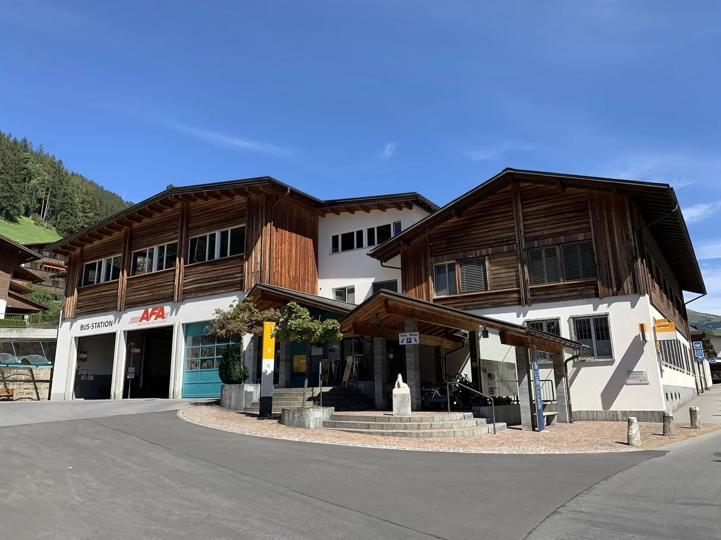 Vitrine dans le meilleur emplacement piéton - Photo 3 sur 3