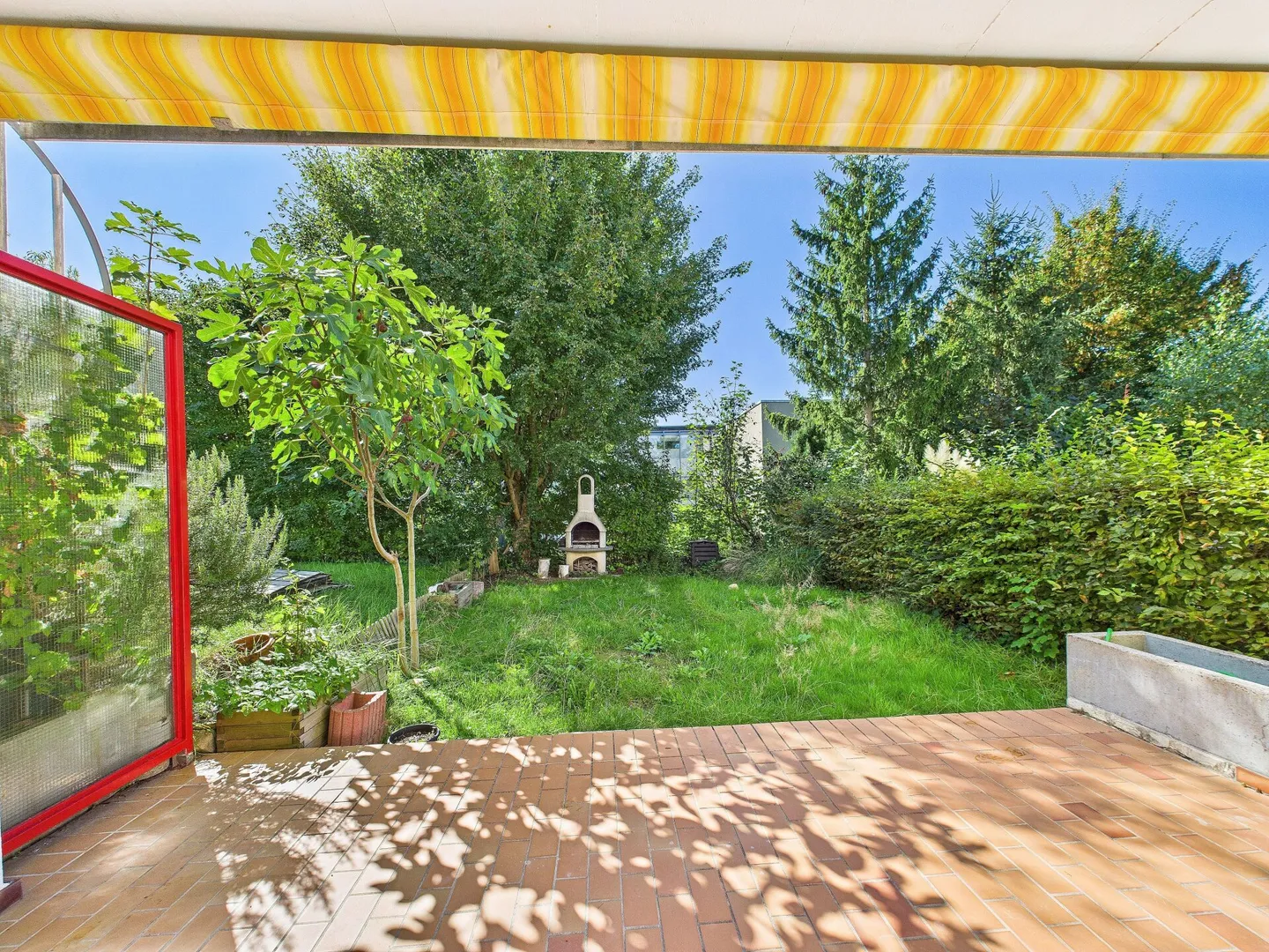 Leben, wo man sich wohlfühlt: 5.5-Zimmer-Haus mit Garten, Terasse, Garagenbox und Parkplatz - Foto 8 von 16