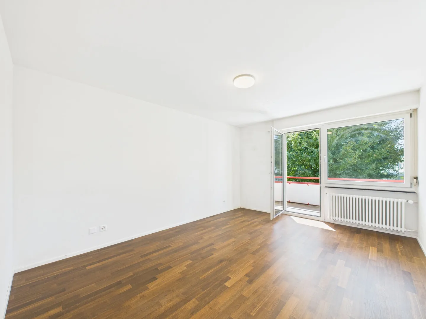 Leben, wo man sich wohlfühlt: 5.5-Zimmer-Haus mit Garten, Terasse, Garagenbox und Parkplatz - Foto 9 von 16