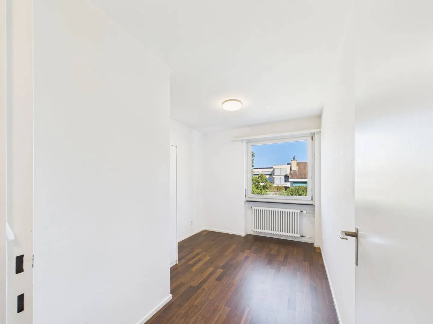 Leben, wo man sich wohlfühlt: 5.5-Zimmer-Haus mit Garten, Terasse, Garagenbox und Parkplatz - Foto 12 von 16
